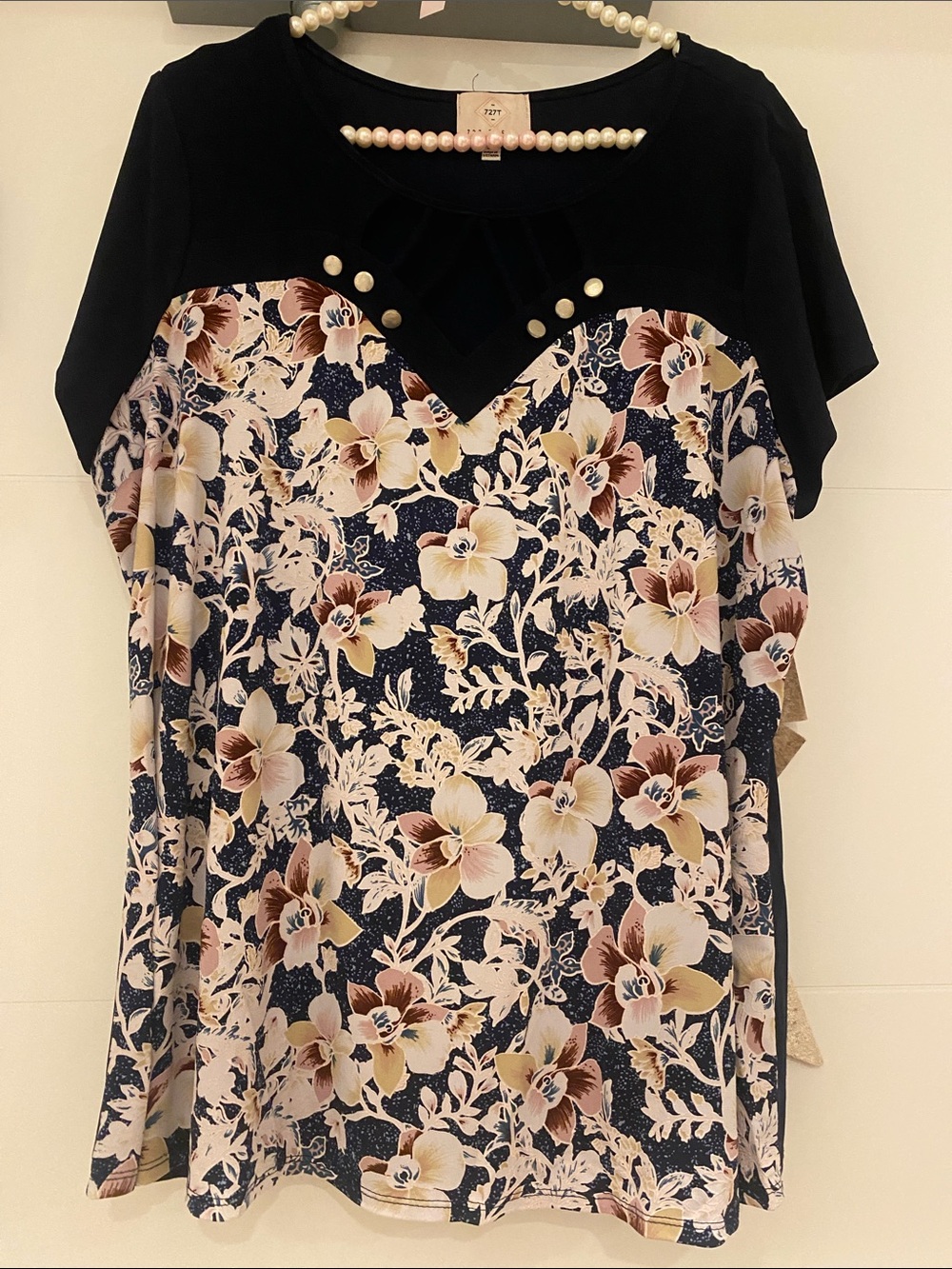 💕Women’s Navy Floral Short-Sleeve Top💕